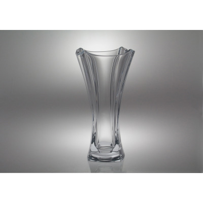Wazon kryształowy Bohemia Colosseum o wysokości 35,5 cm. Przezroczyste naczynie o eleganckim, rozszerzającym się ku górze kształcie z wyraźnymi pionowymi