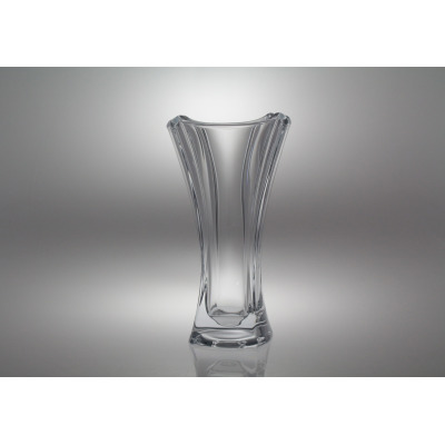 Wazon kryształowy Bohemia Colosseum Small o wysokości 30,5 cm. Przezroczyste naczynie o eleganckim, profilowanym kształcie z pionowymi żłobieniami na jasnym