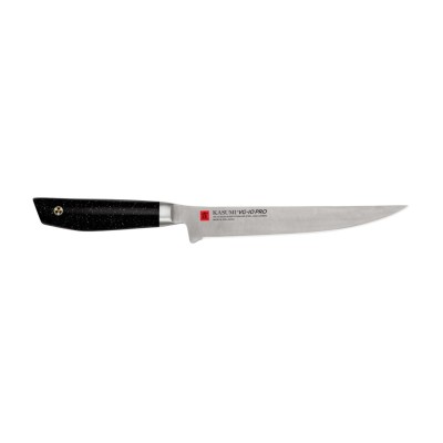 Nóż do trybowania Kasumi VG10 o długości 15 cm. Posiada kute ostrze ze stali nierdzewnej oraz czarną rękojeść z nakrapianym wzorem i logotypem marki przy