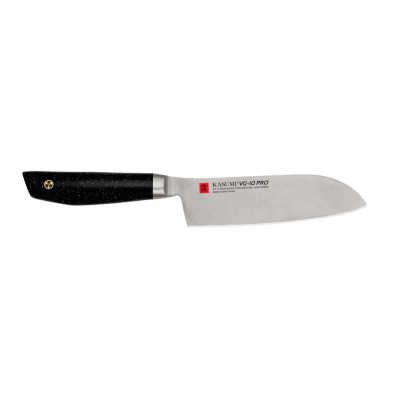 Nóż Santoku Kasumi K-52013 o długości 13 cm z kutą głownią ze stali VG-10. Czarna rękojeść z nakrapianym wzorem i logotypem. Widok z boku na tle białym.