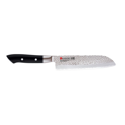 Nóż Santoku Kasumi K-74018 o długości 18 cm z kutą głownią VG10. Charakterystyczne młotkowane wykończenie ostrza, czarna rękojeść z dwoma nitami, widoczne logo