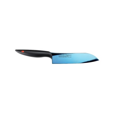 Niebieski nóż Santoku Kasumi Titanium o długości 18 cm z czarną rękojeścią. Ostrze z powłoką tytanową posiada nadruk: Kasumi Titanium, Molybdenum Vanadium