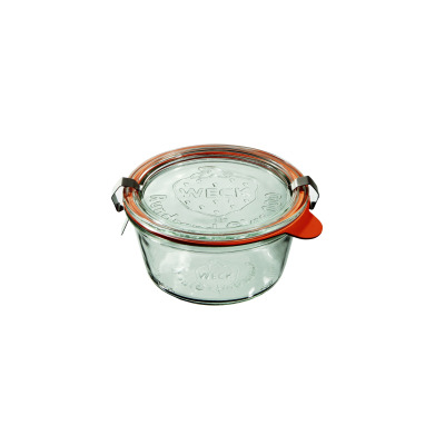 Słoik Weck Mold 290 ml z przezroczystego szkła, zamknięty szklaną pokrywką z pomarańczową uszczelką i dwiema metalowymi zapinkami. Na szkle widoczne logo Weck.