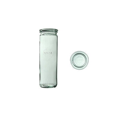 Wysoki, cylindryczny słoik szklany Weck Zylinder o pojemności 600 ml z dopasowaną szklaną pokrywką. Przezroczyste szkło z wytłoczonym logo truskawki i napisem