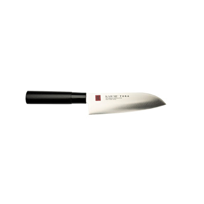Nóż Santoku Kasumi Tora o długości 16,5 cm z ostrzem ze stali molibdenowo-wanadowej i czarną rękojeścią. Widoczne logo Kasumi Tora oraz japońskie znaki na