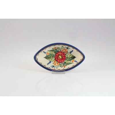 Ceramiczna miska łódka Bolesławiec 15,3 cm GU-2050A z charakterystycznym ręcznie malowanym wzorem w czerwone kwiaty i zielone liście na kremowym tle, widok z