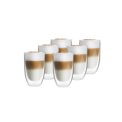 Zestaw sześciu szklanek z podwójną ścianką Vialli Design AMO 350 ml wypełnionych trójwarstwowym latte z pianką, ustawionych w grupie na białym tle.