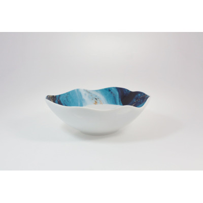Salaterka 22 cm Lubiana 7203 Stone Age Baltic o falistym brzegu. Biała porcelana z wnętrzem zdobionym niebieskim marmurkowym wzorem z akcentami złota. Widok z