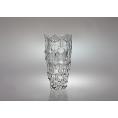 Wazon kryształowy Lunar marki Bohemia o wysokości 28 cm. Przezroczyste naczynie o geometrycznej, fasetowanej strukturze przypominającej diament, ustawione na