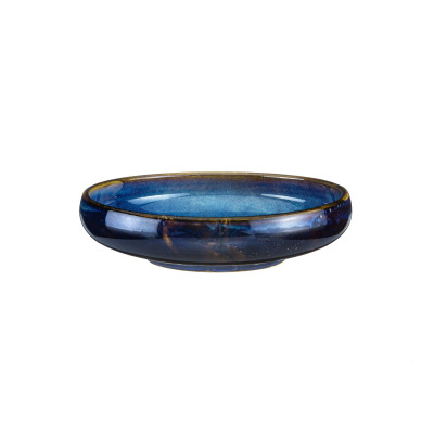 Miska Verlo DEEP BLUE o średnicy 24,5 cm. Ceramiczne naczynie w głębokim, granatowym odcieniu z subtelnymi, brązowymi przetarciami na krawędziach i błyszczącym