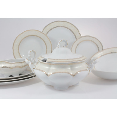 Serwis obiadowy Ćmielów E363 BOLERO Vienna Złota dla 6 osób. Biała porcelana z kremowym zdobieniem i złotym ornamentem, obejmująca wazę, talerze oraz salaterkę.
