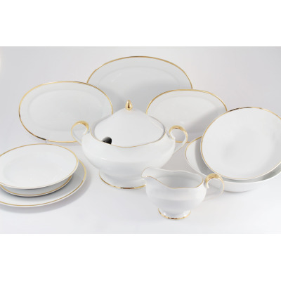 Elegancki serwis obiadowy Ćmielów G067 Astra Złota Wstęga dla 6 osób. Biała porcelana ze złotym rantem, w składzie waza, sosjerka oraz talerze na białym tle.