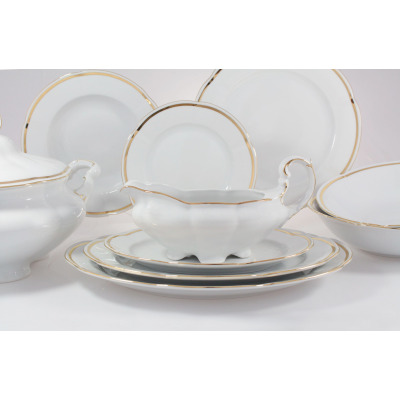 Serwis obiadowy Ćmielów E337 Bolero Pas Złota dla 6 osób. Biała porcelana z delikatnym złotym zdobieniem na brzegach, obejmująca wazę, sosjerkę i talerze.