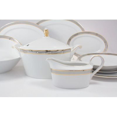 Elegancki serwis obiadowy Ćmielów G626 JENNY dla 6 osób. Biała porcelana z subtelnym szaro-złotym zdobieniem, w składzie waza z pokrywką i sosjerka na