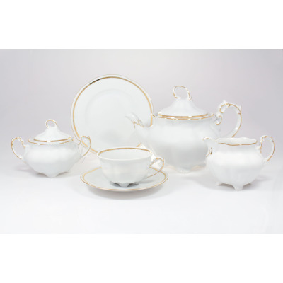 Zestaw do herbaty Ćmielów E337 Bolero dla 6 osób. Biała porcelana ze złotym zdobieniem, obejmująca dzbanek, cukiernicę, mlecznik oraz filiżankę na spodku i