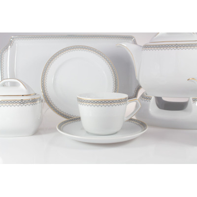 Zestaw do herbaty Ćmielów 8051 Pułaski Grecka droga. Biała porcelana z geometrycznym złotym wzorem, obejmująca filiżankę ze spodkiem, cukiernicę, talerz i