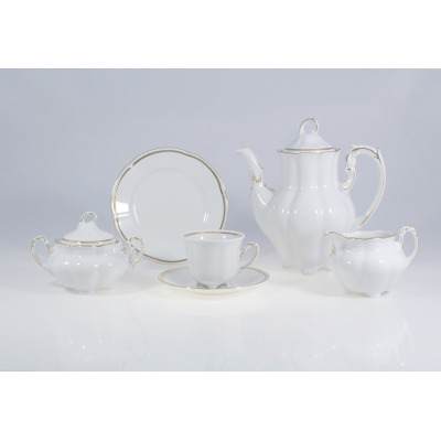 Elegancki zestaw do kawy Ćmielów E337 Bolero dla 6 osób. Biała porcelana o falistym kształcie z subtelnym złotym zdobieniem na krawędziach dzbanka, cukiernicy