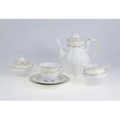 Zestaw do kawy Ćmielów E363 Bolero dla 6 osób. Biała porcelana z subtelnym, kremowym zdobieniem i złotym wykończeniem. Widoczny dzbanek, cukiernica, mlecznik i
