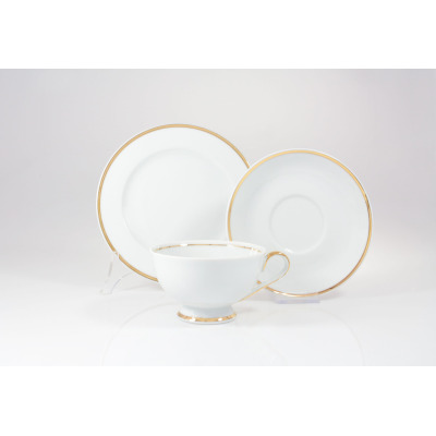 Zestaw herbaciany Ćmielów G067 Astra Złota wstęga: biała porcelanowa filiżanka ze spodkiem i talerzykiem deserowym, zdobione eleganckim, złotym obrzeżem.