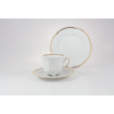 Zestaw kawowy Ćmielów Bolero E337: biała porcelanowa filiżanka ze spodkiem i talerzykiem deserowym, zdobione elegancką złotą linią na krawędziach.