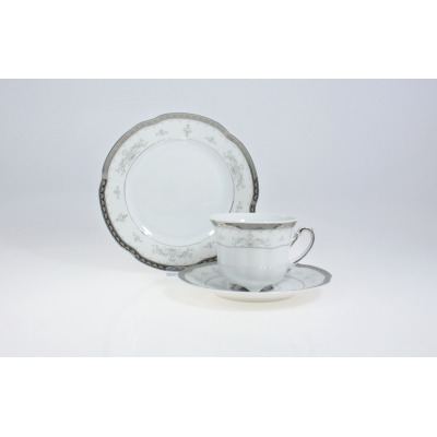 Zestaw kawowy dla 6 osób Ćmielów E361 Bolero. Biała porcelana z subtelnym szarym zdobieniem, filiżanka na spodku oraz talerzyk deserowy ustawiony w tle.