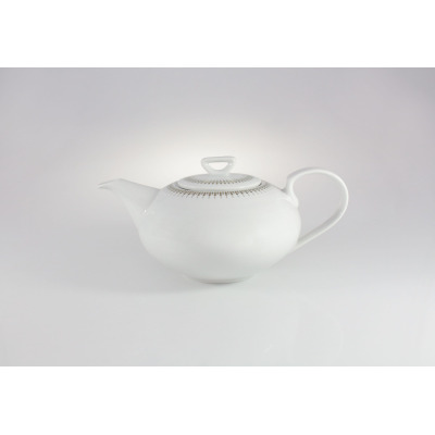 Biały porcelanowy czajnik Chodzież G682 Yvonne Złoty Miraż o pojemności 1,10 l. Naczynie o obłym kształcie z delikatnym, geometrycznym złotym zdobieniem przy