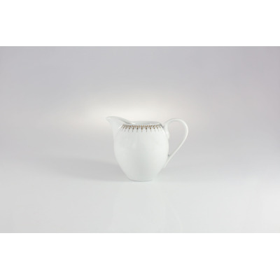 Biały porcelanowy dzbanek do mleczka 0,20 l z kolekcji G682 YVONNE Złoty Miraż marki Chodzież, ozdobiony delikatnym złotym geometrycznym wzorem przy krawędzi.