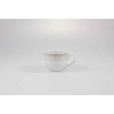 Biała porcelanowa filiżanka Chodzież G682 Yvonne Złoty Miraż o pojemności 0,10 l z eleganckim geometrycznym wzorem w kolorze złota na górnym rancie.
