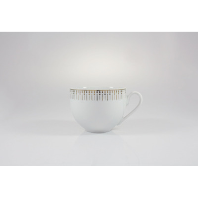 Biała porcelanowa filiżanka Chodzież 0,45 l z serii G682 Yvonne Złoty Miraż. Naczynie z eleganckim złotym zdobieniem w formie pionowych linii i trójkątów przy