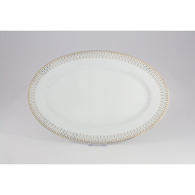 Biały porcelanowy półmisek Chodzież 33 cm z serii G682 YVONNE Złoty Miraż. Owalne naczynie zdobi elegancki, geometryczny wzór w kolorze złota na obrzeżach.