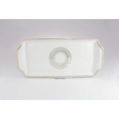 Prostokątna tacka Chodzież G682 Yvonne Złoty Miraż o długości 36 cm. Biała porcelana z eleganckim, geometrycznym wzorem w kolorze złota na środku i obrzeżach.