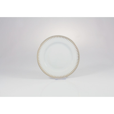 Talerz deserowy 17 cm G682 YVONNE Złoty Miraż marki Chodzież. Biała porcelana z eleganckim, geometrycznym złotym zdobieniem na obrzeżu, widok z góry na wprost.