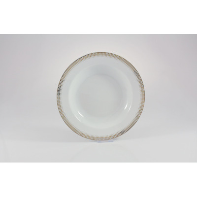 Talerz głęboki 22,5 cm Chodzież G682 YVONNE Złoty Miraż z białej porcelany. Szeroki kołnierz zdobi elegancki, geometryczny wzór w odcieniu złota. Widok z góry.
