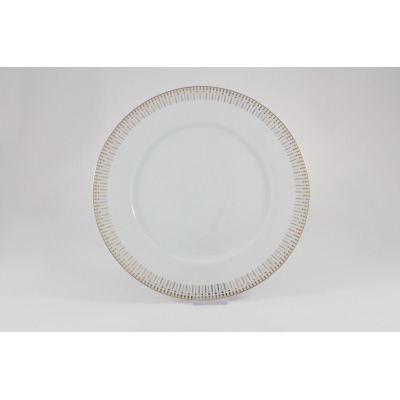Talerz płytki 27 cm Chodzież G682 Yvonne Złoty Miraż z białej porcelany. Brzeg zdobiony eleganckim, geometrycznym wzorem w kolorze złota z pionowymi liniami.