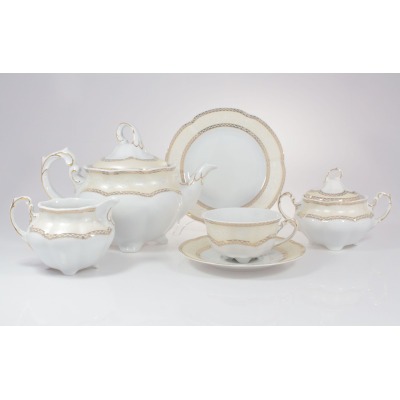 Zestaw do herbaty Ćmielów E363 Bolero dla 6 osób. Biała porcelana z kremowym zdobieniem i złotym ornamentem, obejmująca dzbanek, cukiernicę, mlecznik oraz