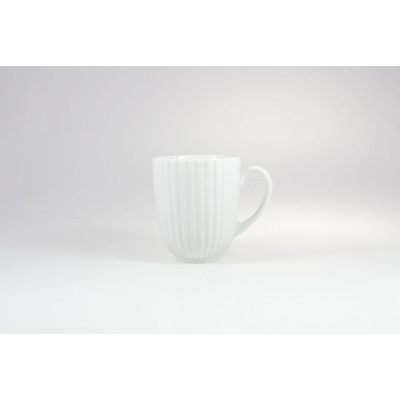Biały porcelanowy kubek 350 ml Daisy marki Lubiana o klasycznym kształcie z pionowymi żłobieniami, ustawiony centralnie na jasnym tle, widok z profilu.