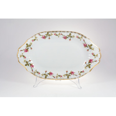 Owalny półmisek Chodzież B013 Iwona Złota róża o długości 39 cm z białej porcelany, zdobiony motywem róż i złotym wykończeniem brzegów, wyeksponowany na