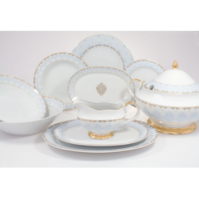 Serwis obiadowy Ćmielów G684 ASTRA Królewski błękit dla 6 osób. Zestaw 25 części z porcelany w odcieniu bieli z niebieskim ornamentem i złotymi wykończeniami.