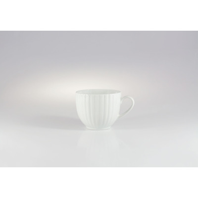 Biała porcelanowa filiżanka 200 ml Daisy marki Lubiana o subtelnym, żłobkowanym wzorze, ustawiona centralnie na jasnym tle z delikatnym odbiciem.