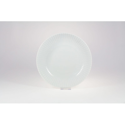 Biały talerz głęboki Daisy marki Lubiana o średnicy 22 cm. Naczynie wyróżnia się eleganckim, żłobkowanym wzorem na szerokim kołnierzu i minimalistycznym