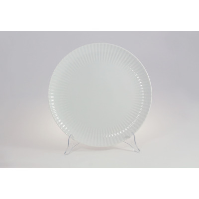Biały talerz płytki Daisy marki Lubiana o średnicy 31 cm. Naczynie z porcelany o minimalistycznym designie z charakterystycznym, gęstym żłobkowaniem na