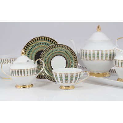 Zestaw do herbaty Ćmielów G413 ASTRA India dla 6 osób. Biała porcelana ze złotymi akcentami i geometrycznym, zielono-czarnym wzorem na filiżankach, spodkach i