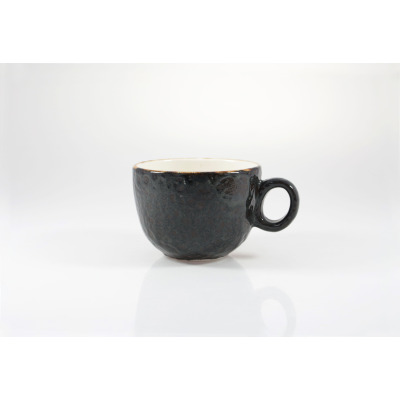 Filiżanka 350 ml Jersey brown od Fine Dine o ciemnobrązowej, nieregularnej teksturze i jasnym wnętrzu. Widok z profilu na ceramiczne naczynie z wygodnym uchem.