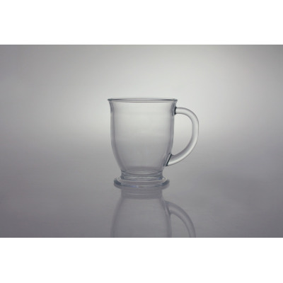 Przezroczysty szklany kubek Glasmark o pojemności 400 ml z wygodnym uchem, ustawiony na podstawie, widoczny na jasnym tle z wyraźnym odbiciem w podłożu.