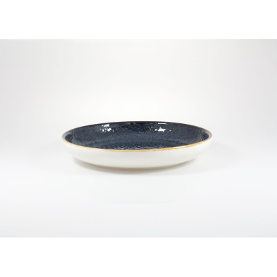 Miska płytka Fine Dine Jersey blue o średnicy 23,5 cm. Naczynie z niebieskim, nakrapianym wnętrzem i kontrastującym białym spodem, prezentowane z profilu.