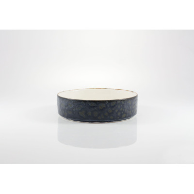 Miska sztaplowana 18 cm Jersey blue marki Fine dine. Niska salaterka o cylindrycznym kształcie z ciemnoniebieskim, nakrapianym szkliwem i jasnym wnętrzem.