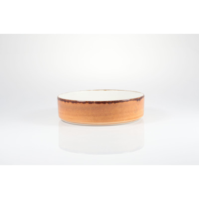 Miska sztaplowana Jersey orange marki Fine Dine o średnicy 18 cm. Naczynie z ceramiki w odcieniu pomarańczowym z ciemniejszym, rustykalnym rantem, widok z boku.