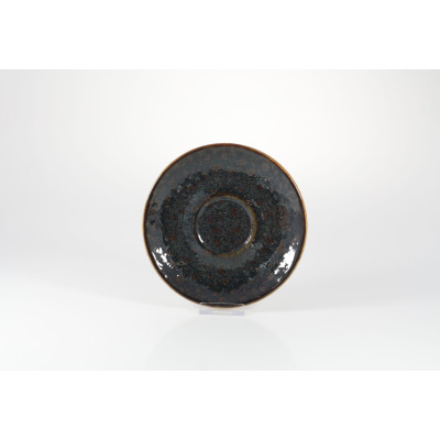 Spodek 15 cm Jersey brown marki Fine Dine o okrągłym kształcie, z ciemną, nakrapianą glazurą w odcieniach brązu i czerni oraz wyraźnym wgłębieniem na filiżankę.
