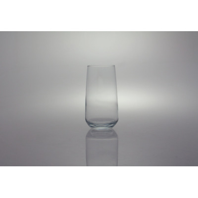 Pusta, wysoka szklanka LAV o pojemności 430 ml z serii 0558-W430. Przezroczyste szkło o prostym, eleganckim kształcie ustawione na gładkim, odbijającym światło