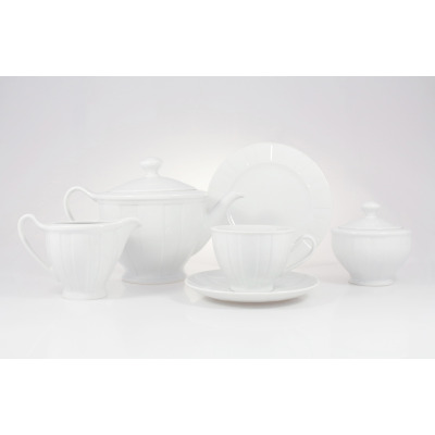 Biały zestaw do herbaty Ćmielów OKTAWA 0001. Komplet 21 części z porcelany o delikatnym, pionowym żłobkowaniu, obejmujący dzbanek, filiżankę ze spodkiem i